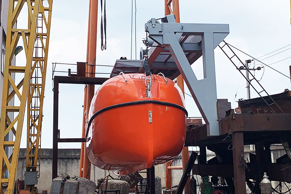 Спасательная шлюпка на платформе Давид