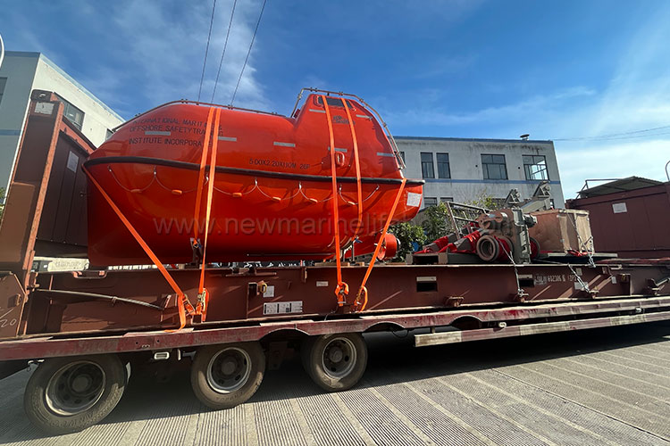 Полностью закрытая спасательная шлюпка (2)