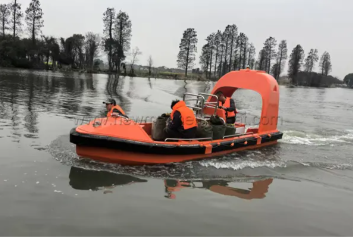 Речная спасательная лодка