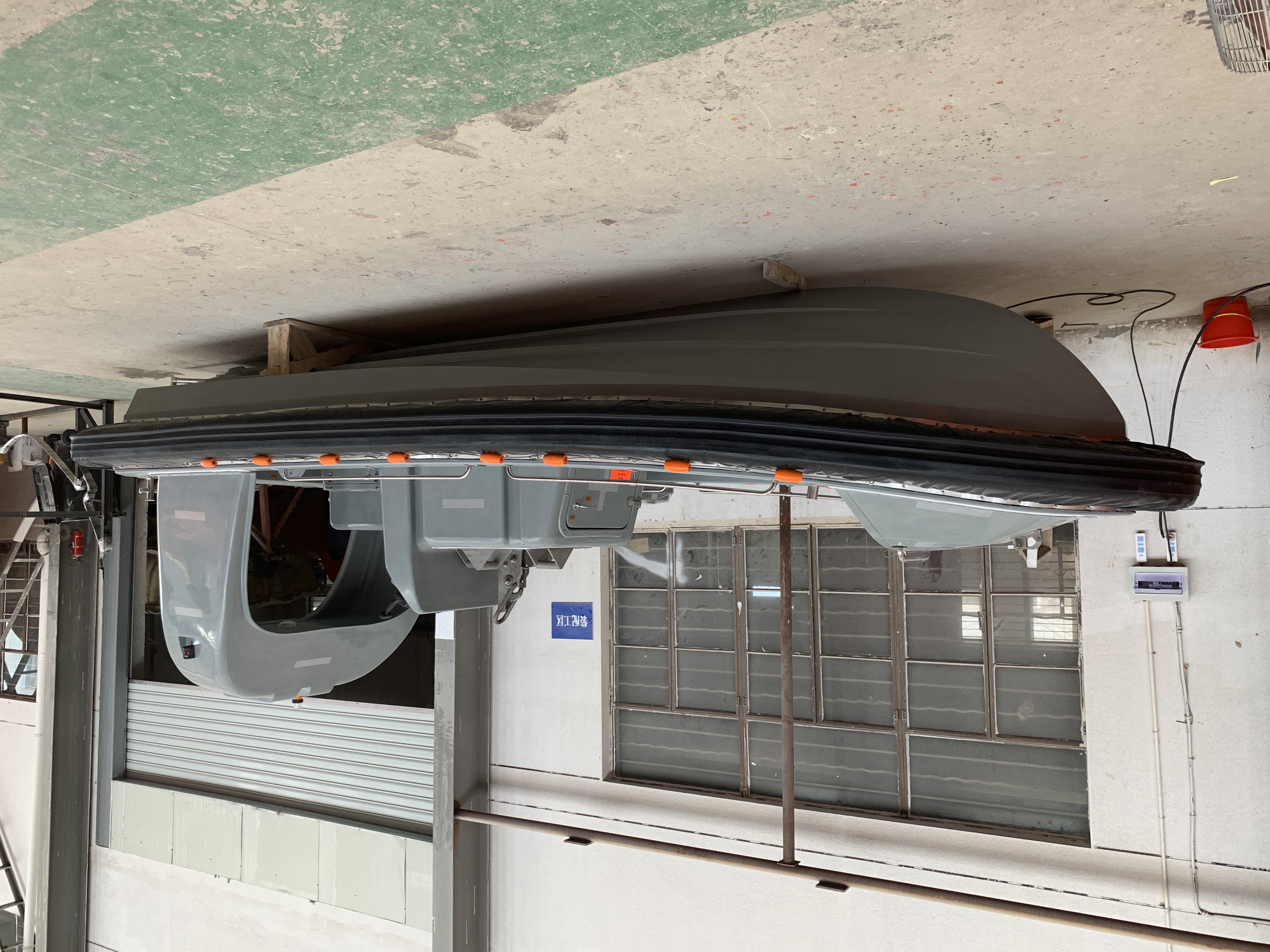 Полностью закрытая спасательная шлюпка для отказа от корабля